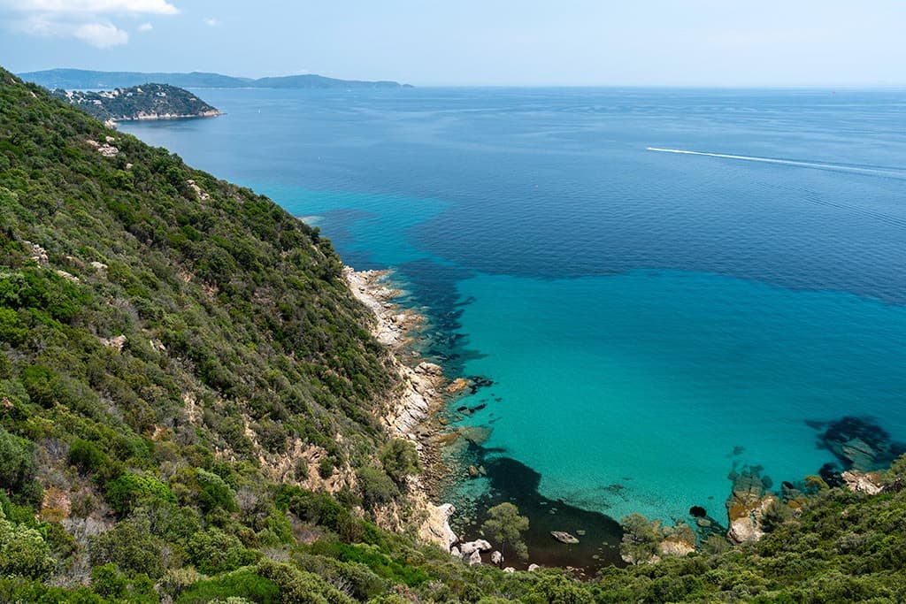 Excursions en mer avec Cap Camarat 12.5 WA – modèle 2021 :  Cavalaire Calanque du Dattier, en location avec skipper au port de Cavalaire-sur-Mer