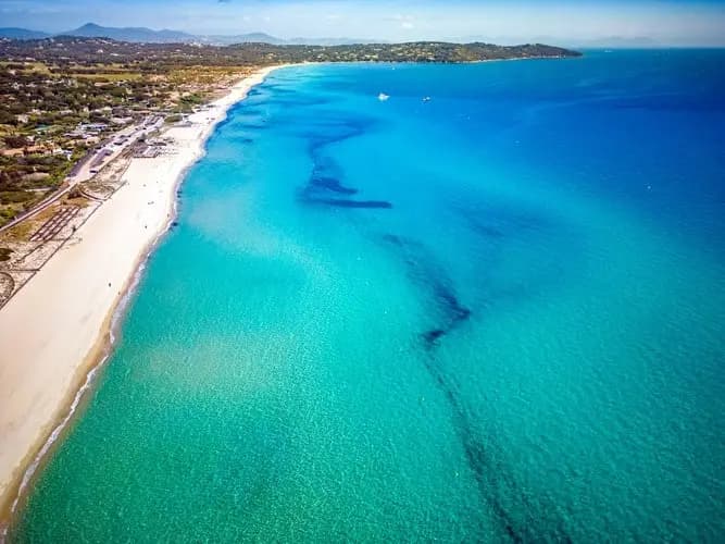 Excursions en mer avec Cap Camarat 12.5 WA – modèle 2021 : Ramatuelle Plage de Pampelonne, en location avec skipper au port de Cavalaire-sur-Mer