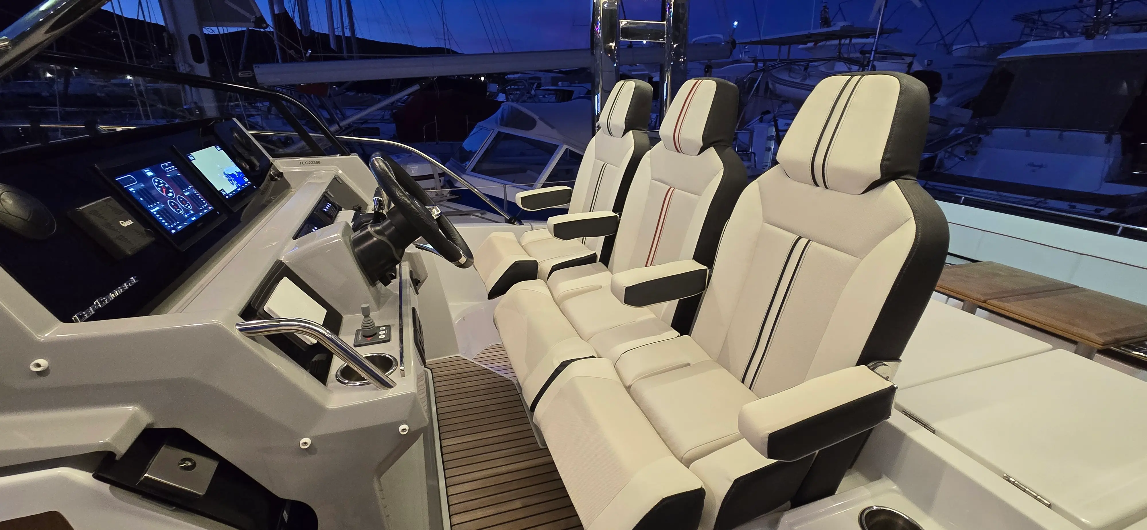 Excursions et balades en mer avec le bateau Cap Camarat 12.5 WA – modèle 2021 : 11, location bateau avec skipper depuis le port de Cavalaire-sur-Mer
