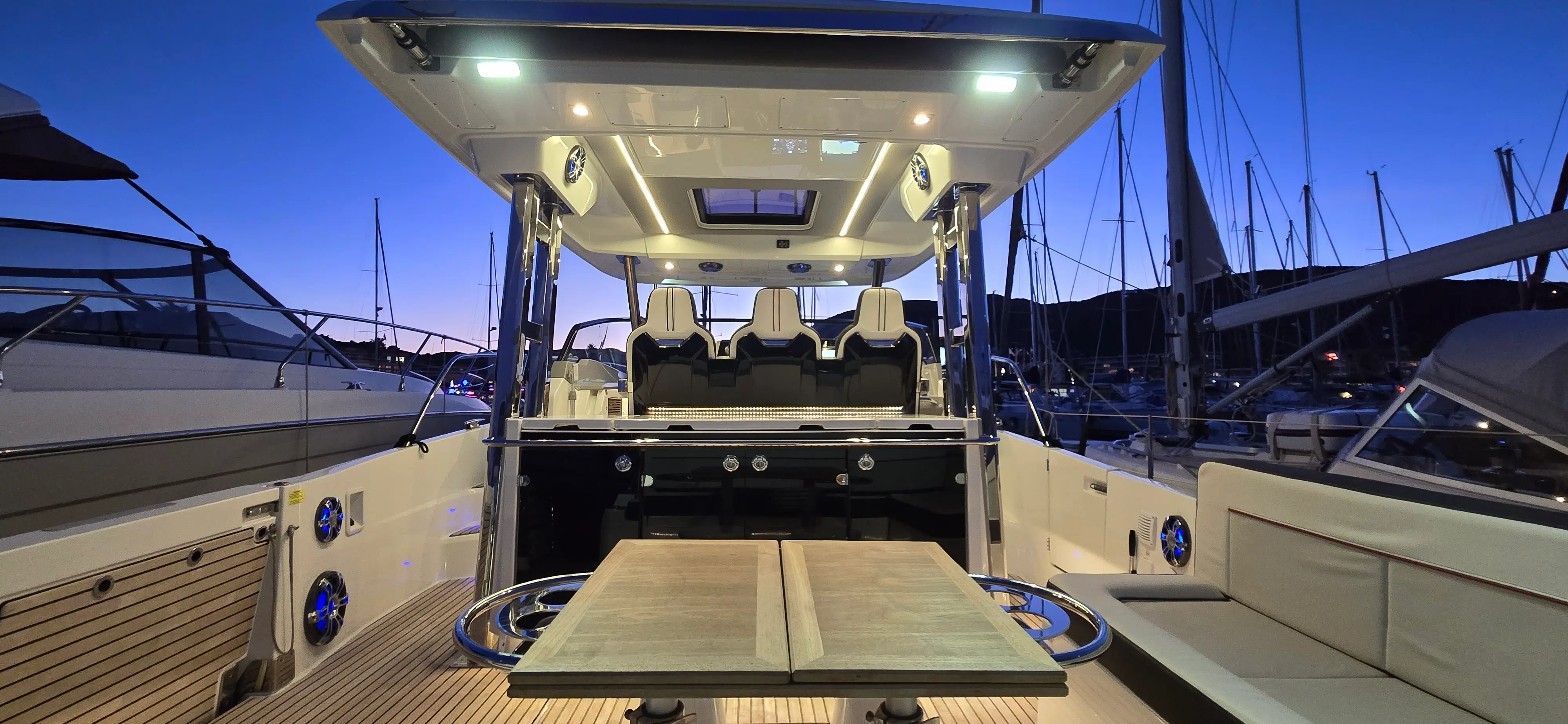 Excursions et balades en mer avec le bateau Cap Camarat 12.5 WA – modèle 2021 : 13, location bateau avec skipper depuis le port de Cavalaire-sur-Mer