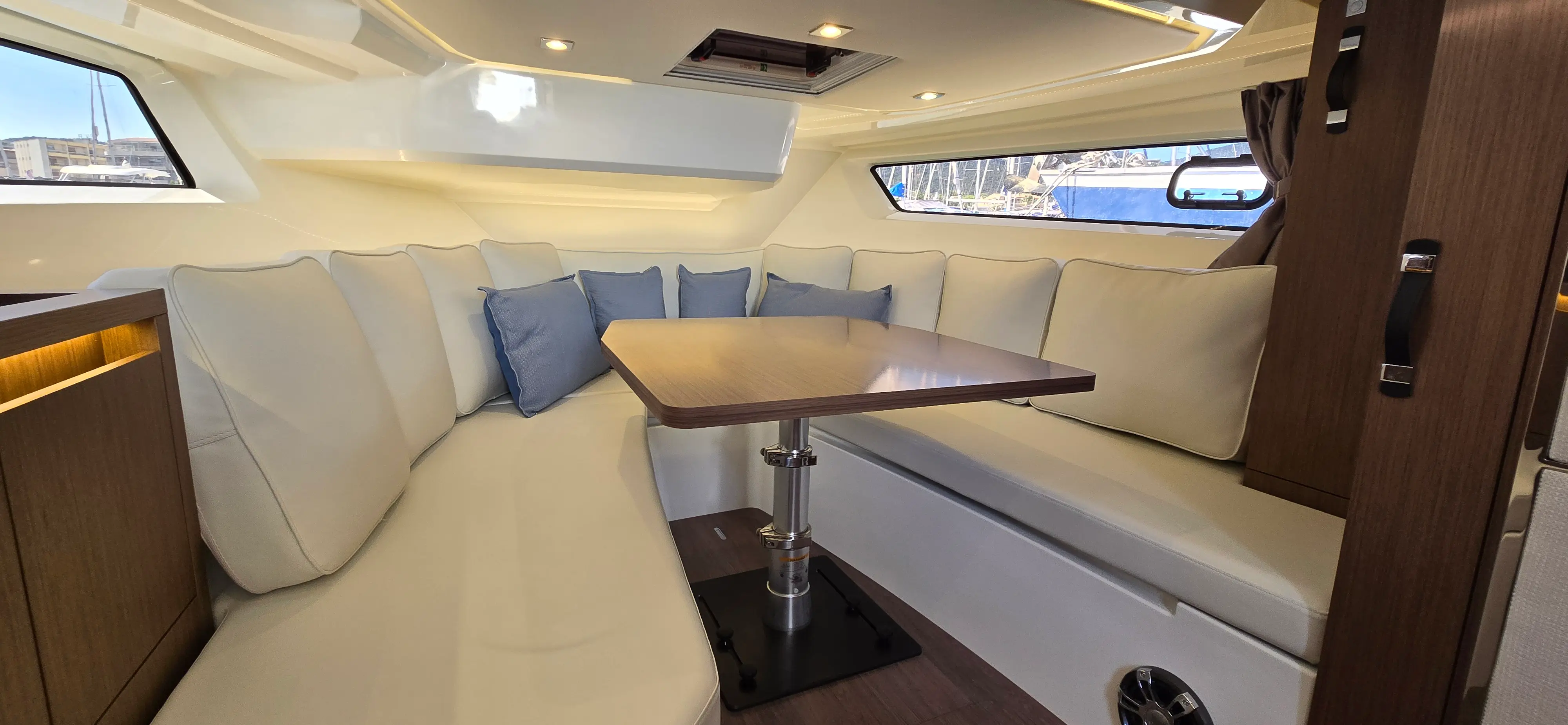 Excursions et balades en mer avec le bateau Cap Camarat 12.5 WA – modèle 2021 : 16, location bateau avec skipper depuis le port de Cavalaire-sur-Mer