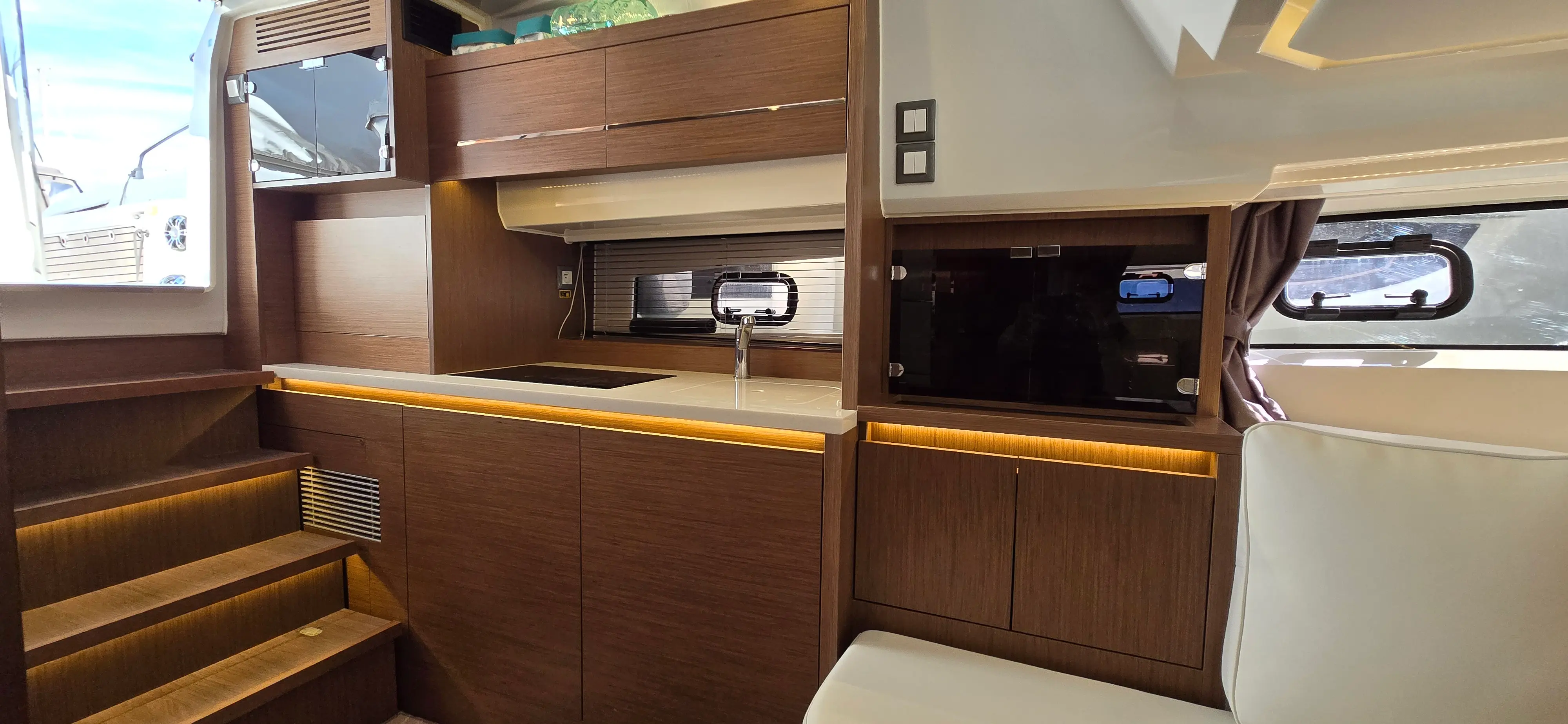 Excursions et balades en mer avec le bateau Cap Camarat 12.5 WA – modèle 2021 : 19, location bateau avec skipper depuis le port de Cavalaire-sur-Mer