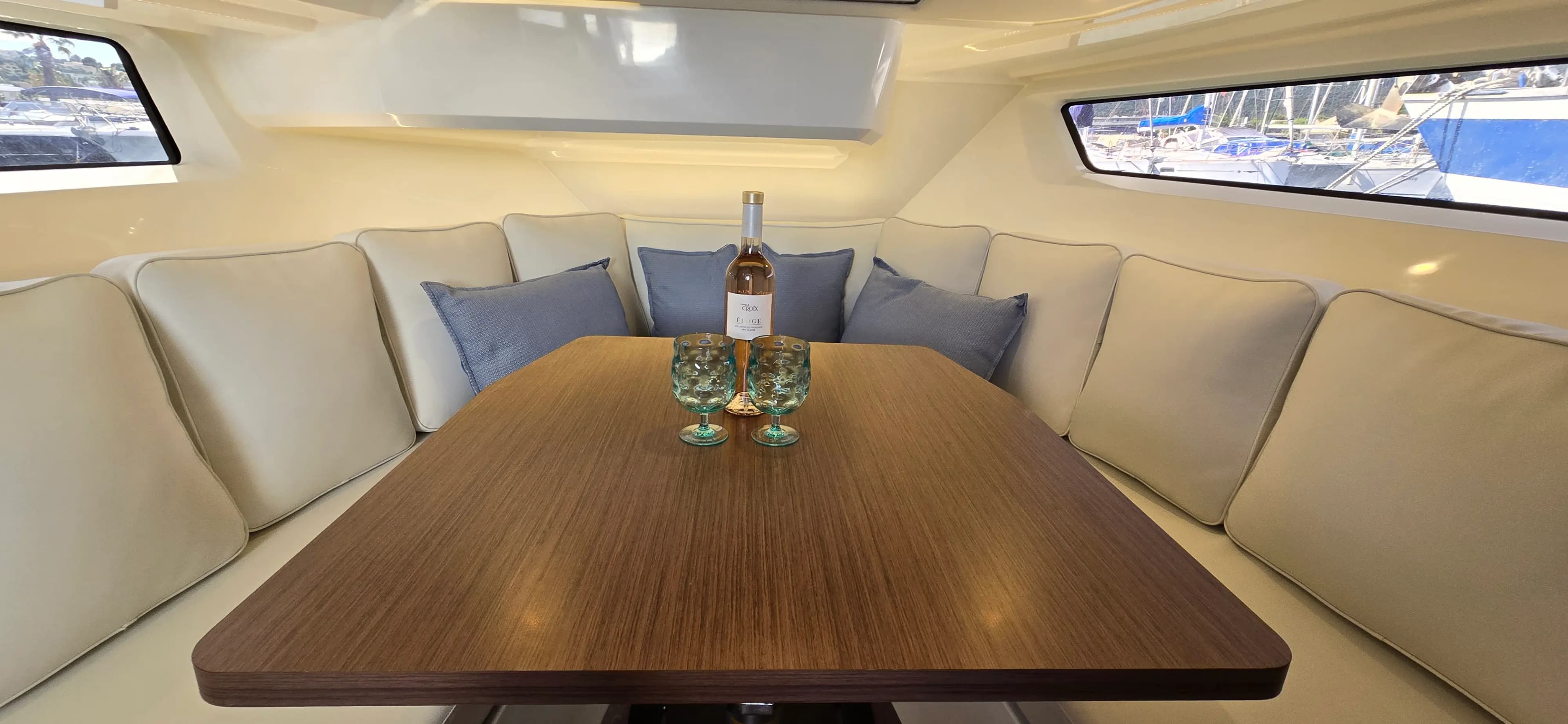 Excursions et balades en mer avec le bateau Cap Camarat 12.5 WA – modèle 2021 : 17, location bateau avec skipper depuis le port de Cavalaire-sur-Mer
