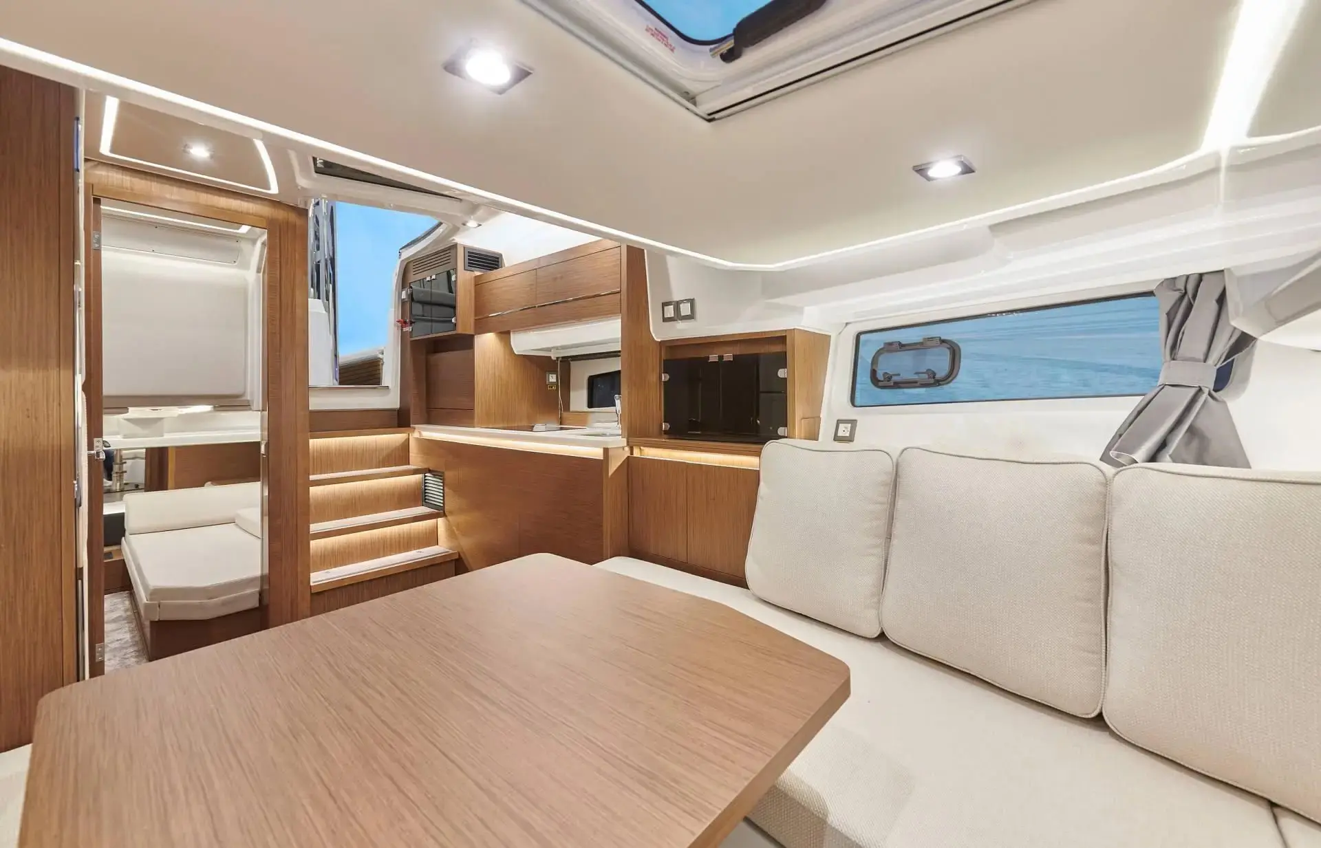 Excursions et balades en mer avec le bateau Cap Camarat 12.5 WA – modèle 2021 : 18, location bateau avec skipper depuis le port de Cavalaire-sur-Mer