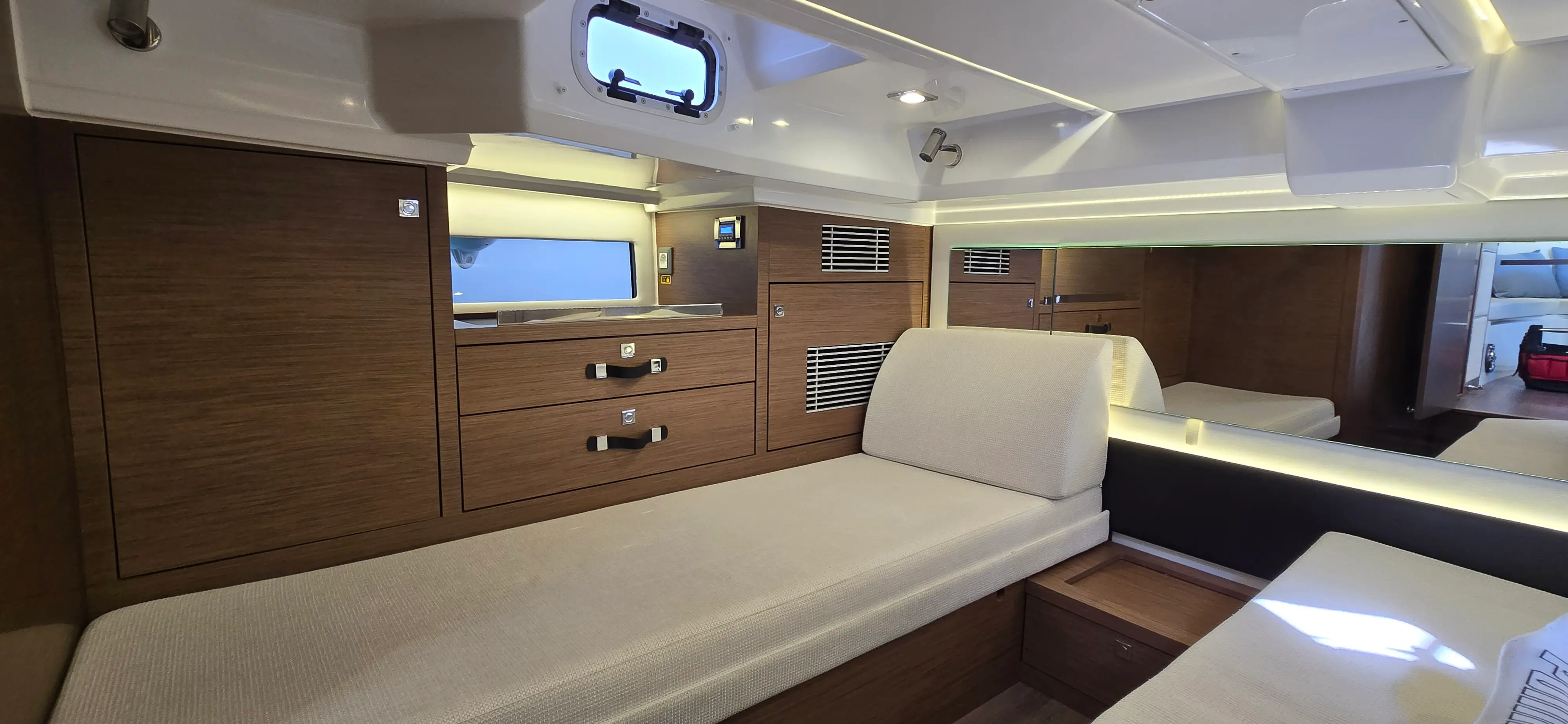 Excursions et balades en mer avec le bateau Cap Camarat 12.5 WA – modèle 2021 : 21, location bateau avec skipper depuis le port de Cavalaire-sur-Mer