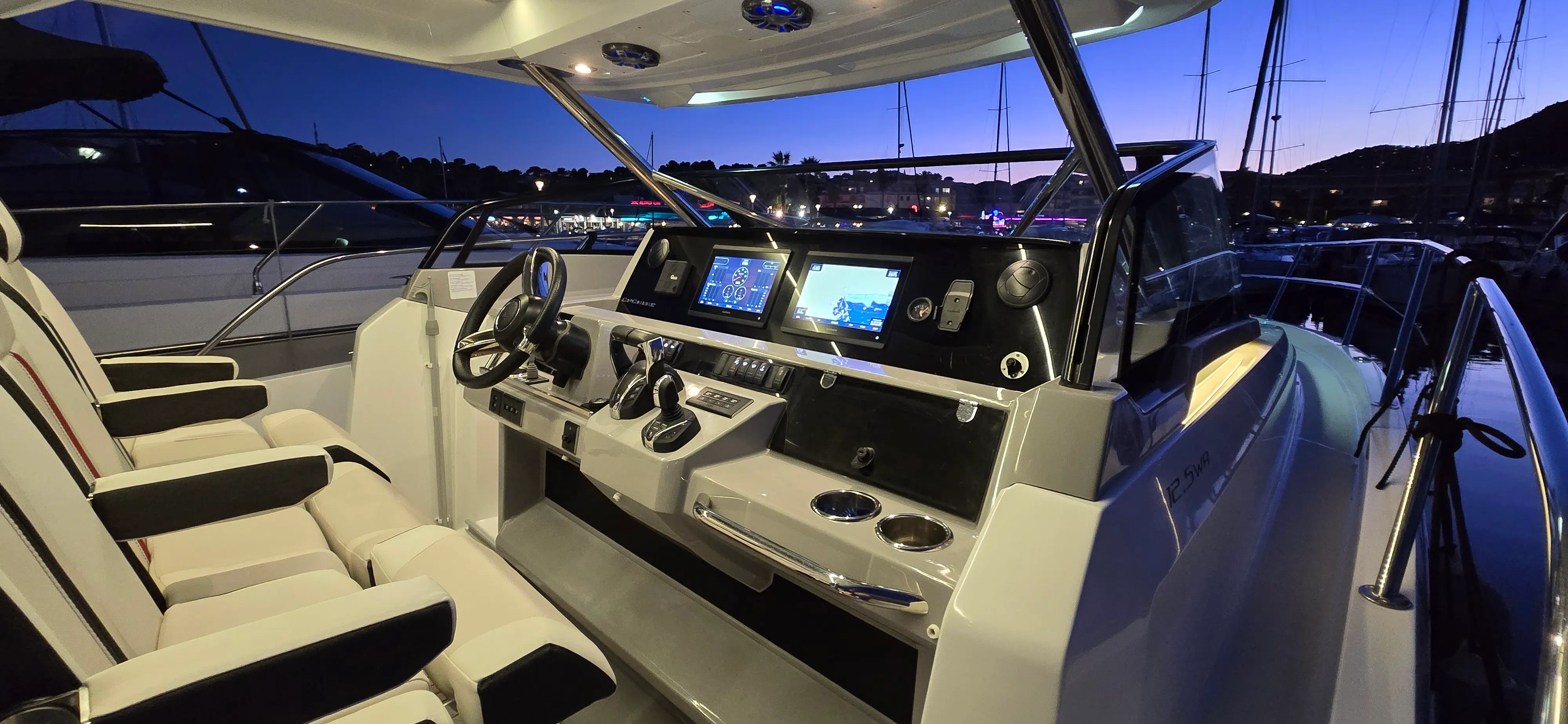 Excursions et balades en mer avec le bateau Cap Camarat 12.5 WA – modèle 2021 : 10, location bateau avec skipper depuis le port de Cavalaire-sur-Mer