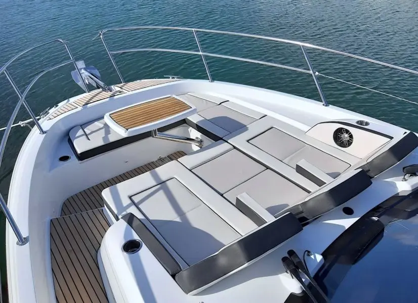 Excursions et balades en mer avec le bateau Cap Camarat 12.5 WA – modèle 2021 : 4, location bateau avec skipper depuis le port de Cavalaire-sur-Mer