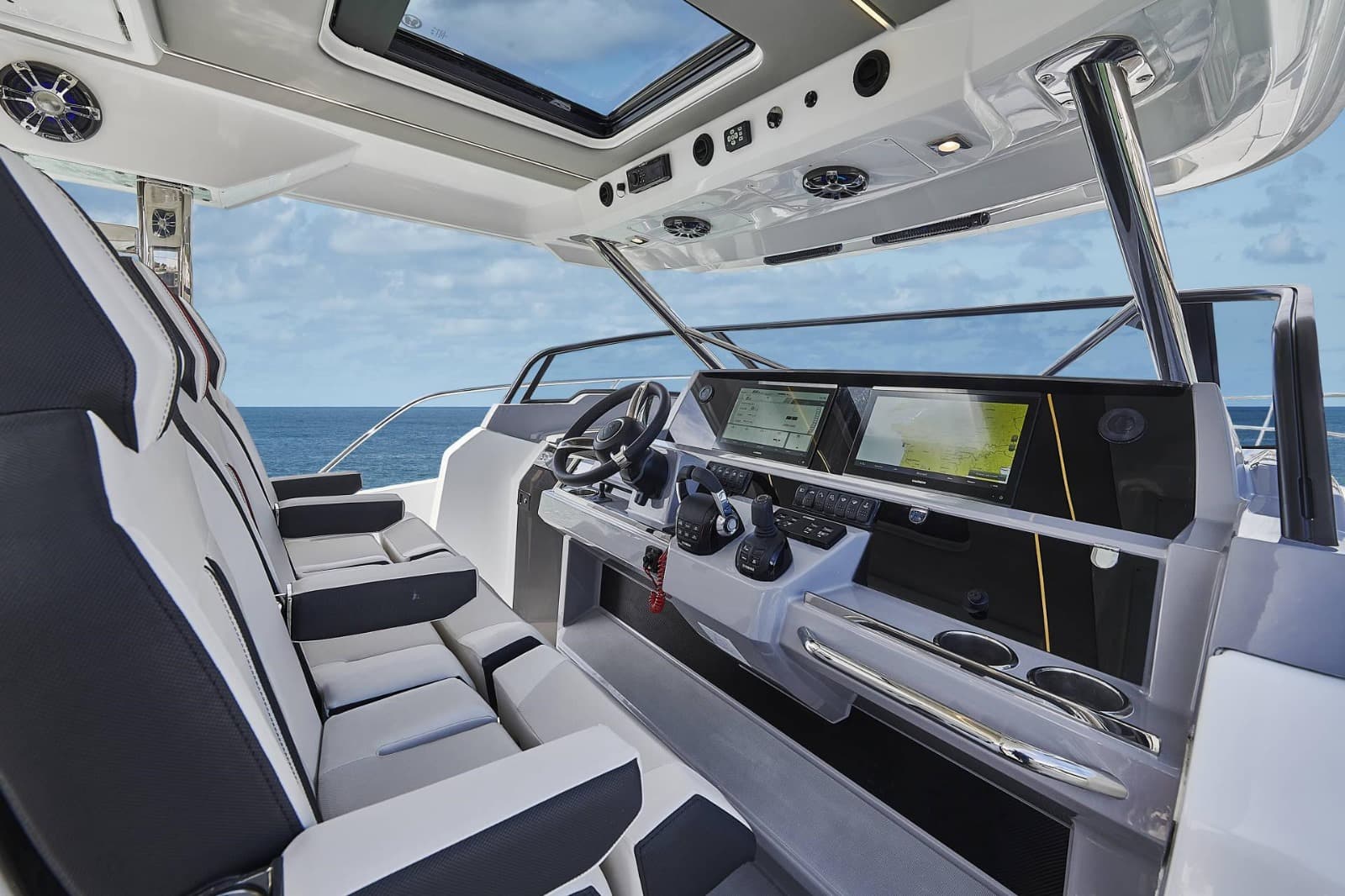 Excursions et balades en mer avec le bateau Cap Camarat 12.5 WA – modèle 2021 : 5, location bateau avec skipper depuis le port de Cavalaire-sur-Mer