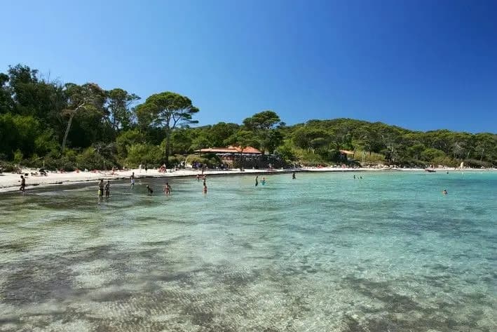 Excursions en mer avec Cap Camarat 12.5 WA – modèle 2021 : L’île de Porquerolles, en location avec skipper au port de Cavalaire-sur-Mer