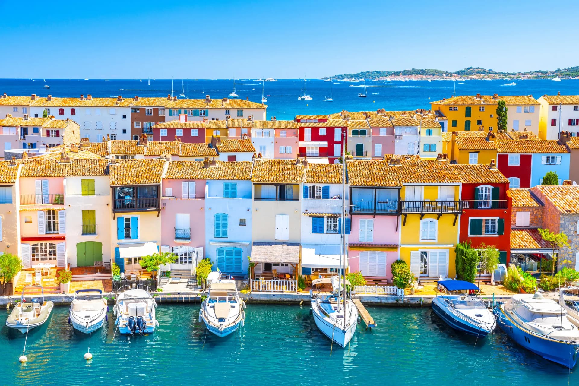 Excursions en mer avec Cap Camarat 12.5 WA – modèle 2021 : La cité lacustre de Port-Grimaud, en location avec skipper au port de Cavalaire-sur-Mer