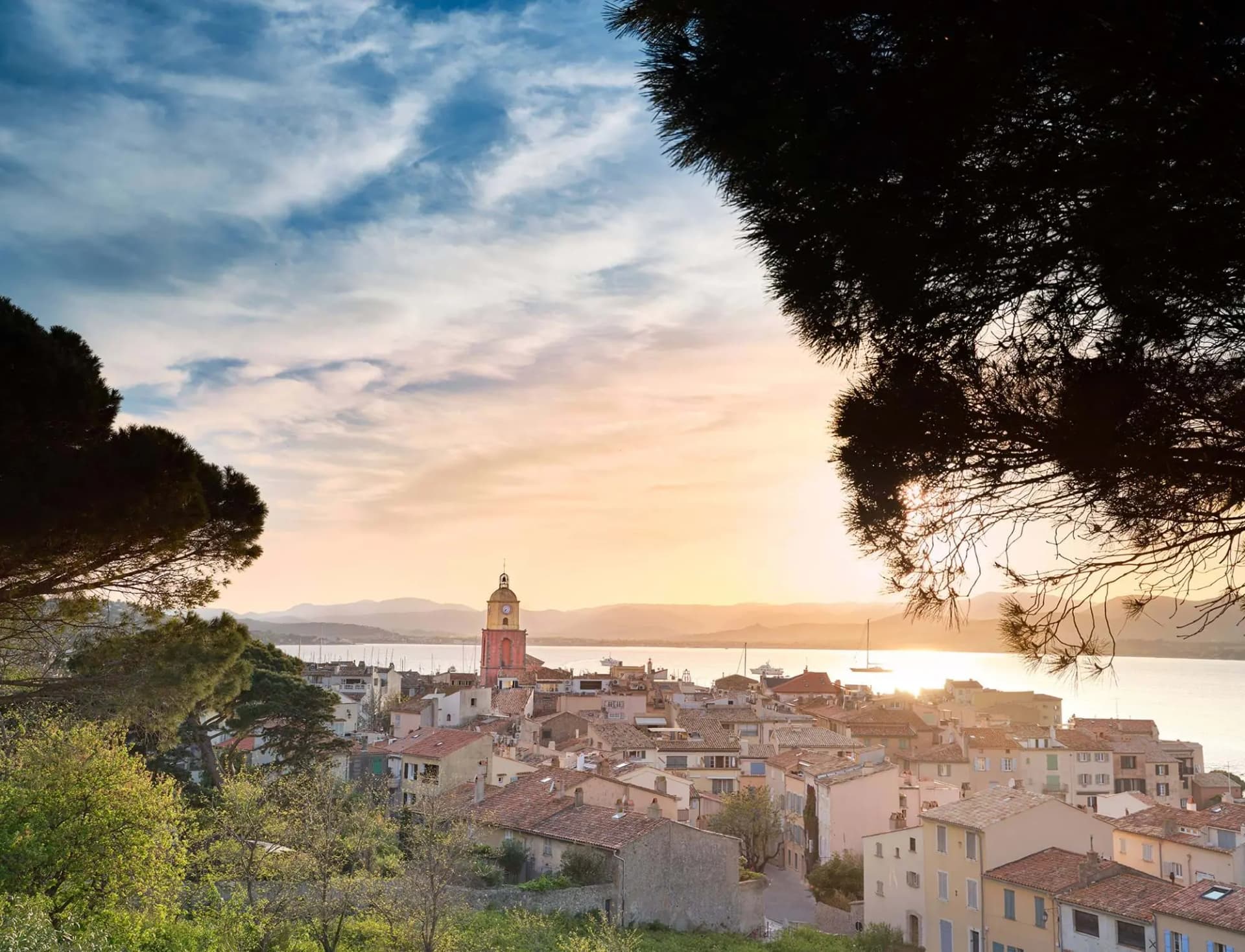 Excursions en mer avec Cap Camarat 12.5 WA – modèle 2021 : Saint-Tropez, en location avec skipper au port de Cavalaire-sur-Mer