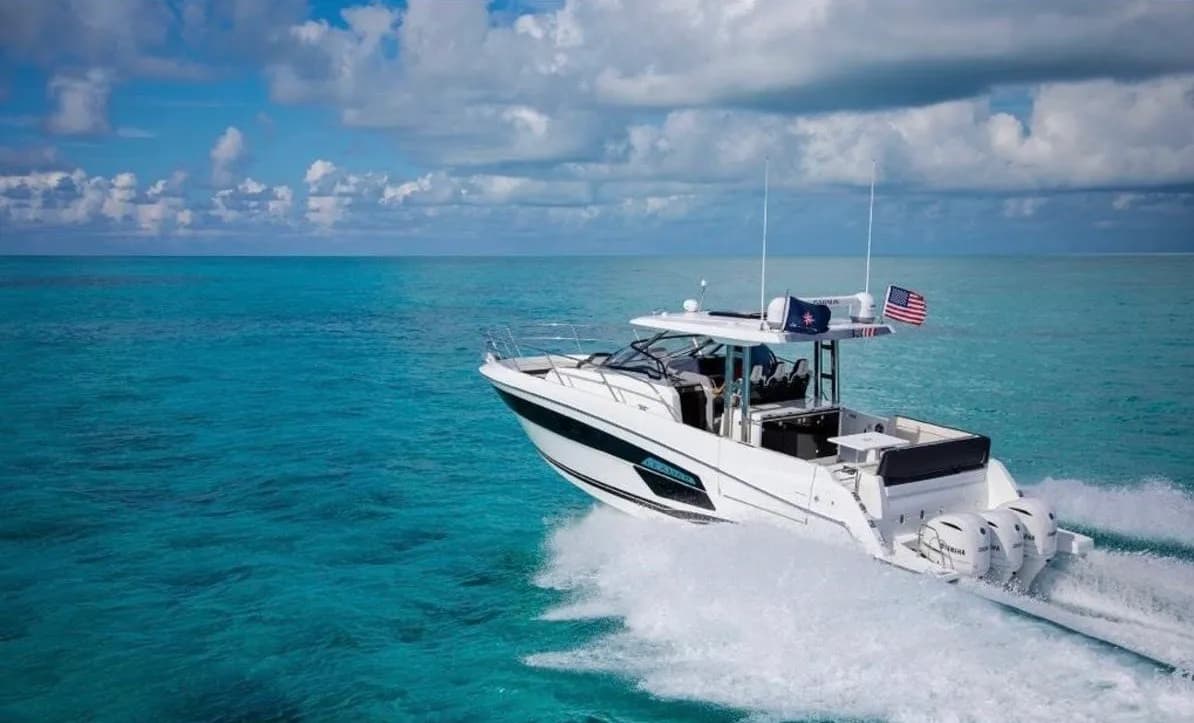 Excursions et balades en mer avec le bateau Cap Camarat 12.5 WA – modèle 2021 : 2, location bateau avec skipper depuis le port de Cavalaire-sur-Mer