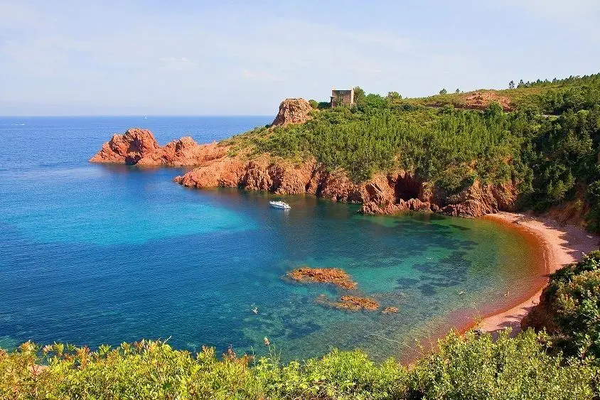 Excursions en mer avec Cap Camarat 12.5 WA – modèle 2021 : Le Massif et les Calanques de l'Esterel, en location avec skipper au port de Cavalaire-sur-Mer