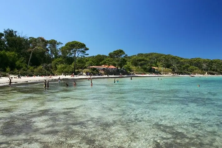 Excursions en mer avec Cap Camarat 12.5 WA – modèle 2021 : L'île de Porquerolles, en location avec skipper au port de Cavalaire-sur-Mer