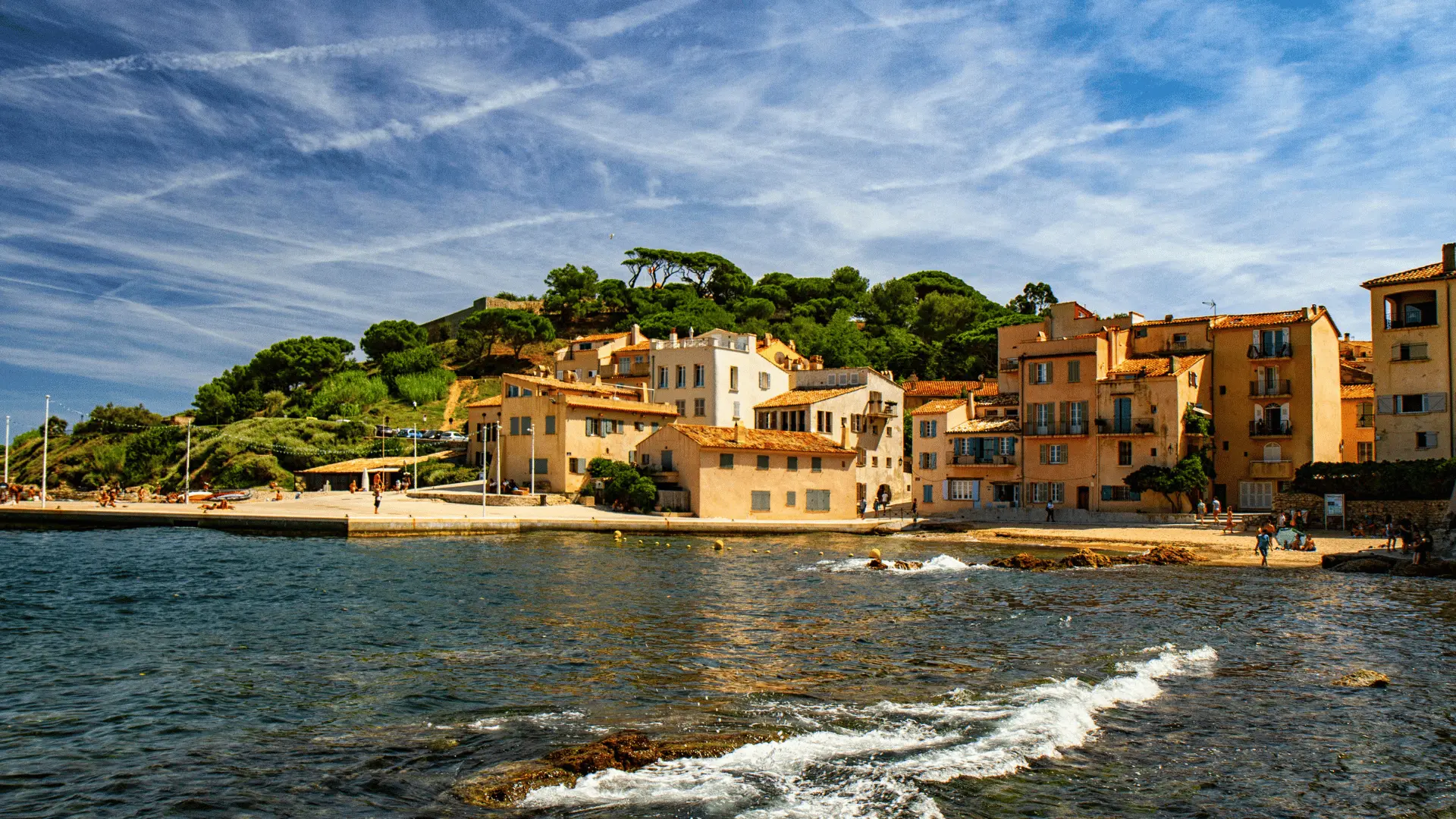 Excursions en mer avec Cap Camarat 12.5 WA – modèle 2021 : Saint-Tropez La Ponche, en location avec skipper au port de Cavalaire-sur-Mer